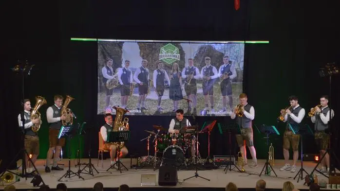 Die junge oststeirische Brass-Formation „Brassabömika“ begeisterte am Sonntagabend in Fehring mit einem bunten Konzertprogramm