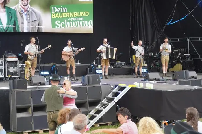 Mit schwungvollen Polkas, bekannten Melodien und jeder Menge Spielfreude wird das Publikum unterhalten. Vor der Bühne dürfte auch das eine oder andere Tänzchen nicht fehlen.