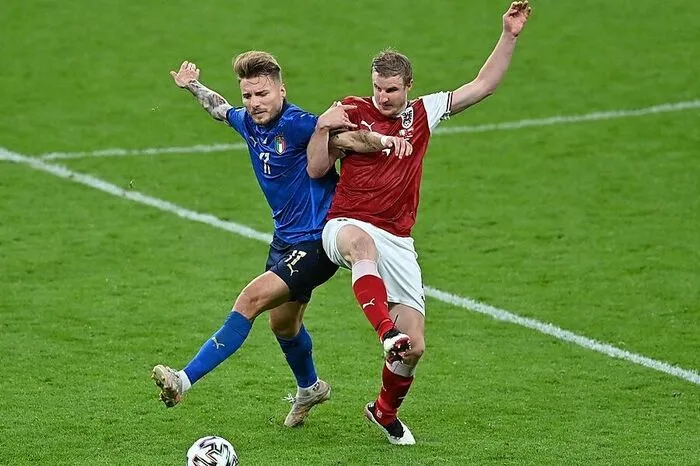 Martin Hinteregger: 5 In der Spieleröffnung nur selten mit dem weiten Ball nachvorne. Der Frankfurter wollte stets den spielerischen Weg gehen. Bei eigenen Standardsituationen machte der Innenverteidiger ordentlich Betrieb und sorgte für Gefahr in Italiens Strafraum.