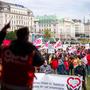 Die Gewerkschaften GPA und vida haben am Montag zu einer Demonstration zum Thema "Gerechter Abschluss des Sozialwirtschaft-Kollektivvertrags" aufgerufen