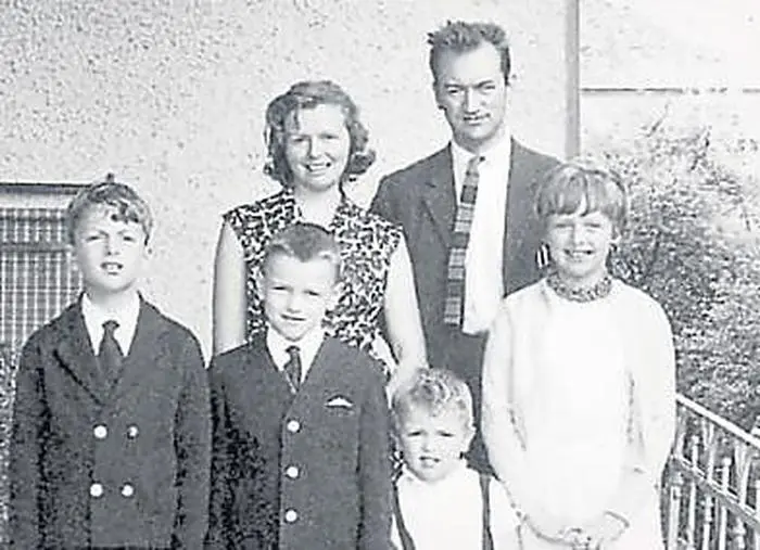 Alice und Nikolaus Harnoncourt anno 1965 mit ihren Kindern. Philipp (*1955) wurde Regisseur und arbeitete oft mit seinem Vater zusammen. Eberhard (*1957) war ebenfalls Regisseur, er starb 1990 bei einem unverschuldeten Autounfall bei Passau. Franz (*1961) ist Chirurg und Elisabeth (*1954) Sängerin und Vizerektorin der Kunstuni Graz