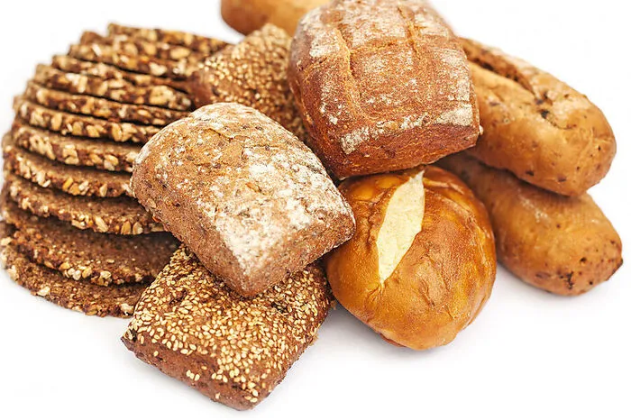 Im Unterschied zu Unverträglichkeiten von Laktose oder Fruktose, die zwar zu unangenehmen Beschwerden führen können, aber sonst keine Auswirkungen auf die Verdauungsorgane haben, ist die Glutenunverträglichkeit (Zöliakie) eine ernste Erkrankung: Eine Immunreaktion auf das Klebeeiweiß Gluten führt zu einer chronischen Entzündung im Dünndarm. Betroffene müssen Gluten komplett meiden.