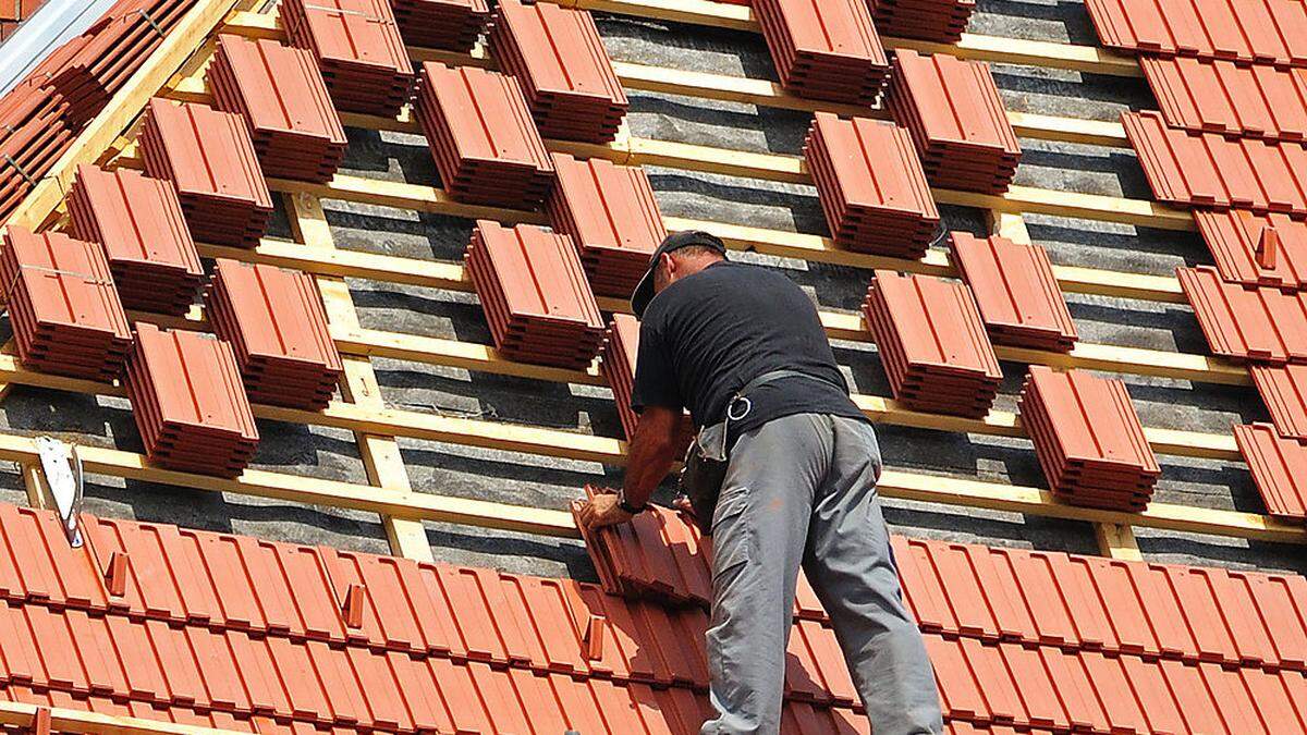 Unfall geschah beim Dachdecken (Sujet)