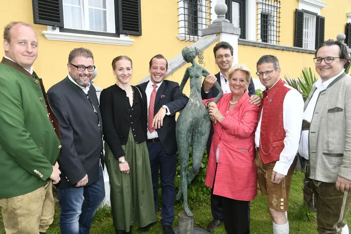 Clemens Tamegger, Michael Printschler, Stephanie Tamegger, Gastgeber Vincenz und Hedwig Tacoli, Peter Demschar, Albert Burgstaller und Klaus Raunegger (von links).