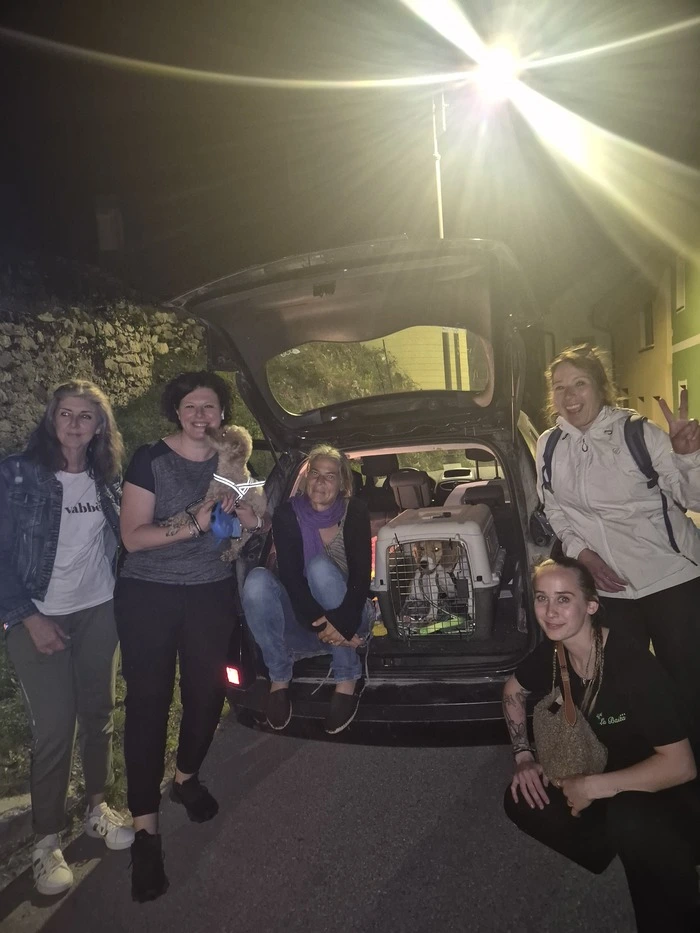 Die glücklichen ehrenamtlichen Helfer mit der Hündin im Transporter