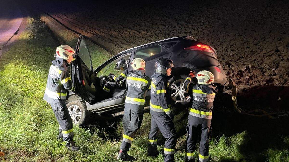 17 Feuerwehrmänner rückten am Sonntagabend zu einem Unfall aus