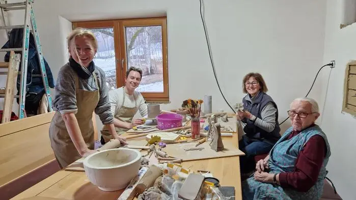 Mit Ton lässt sich nahezu alles gestalten. Am Freitag bot sich am HuPfeZi Hof erneut die Möglichkeit, im Rahmen eines Workshops Zugang zur eigenen Kreativität zu finden. Unter der Anleitung von Barbara Höfler wurden persönliche Ideen und Vorstellungen umgesetzt, Kreativität wurde sichtbar und begreifbar