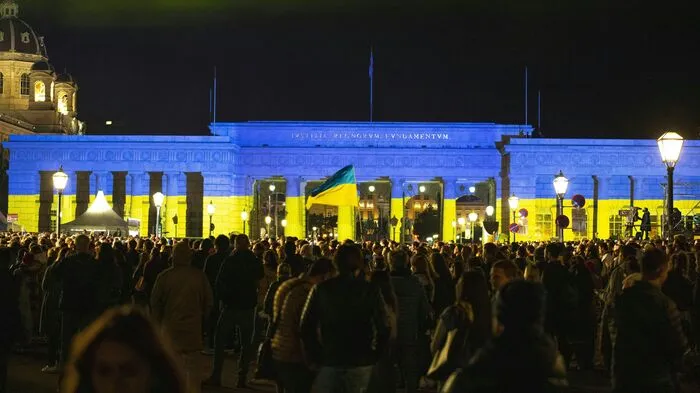 Symbolträchtig: Der Heldenplatz war am Abend in Blaugelb illuminiert.