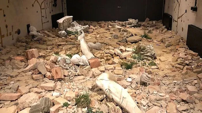 Die Endzeit-Installation von Martin Roth im Kunsthaus Wien