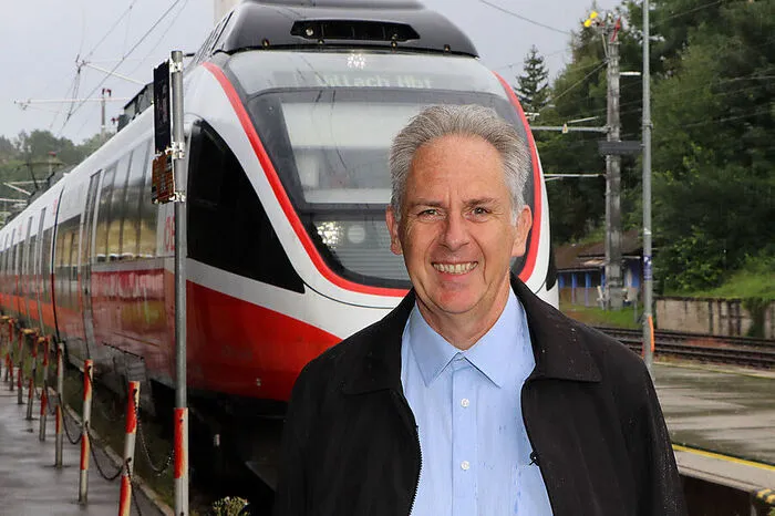 Josef Dolezal (57) aus Feldkirchen: "Ich fahre mit dem Zug. Das österreichweite Klimaticket würde ich mir grundsätzlich kaufen, aber es kommt noch auf die Details an. Ich hätte gerne ein Tickt, mit dem ich alle Öffis damit uneingeschränkt nutzen kann zu einem fairen Preis. Ein Problem ist es für mich, wenn unvorhergesehen Züge ausfallen. Und wenn ich schwere Sachen zu tragen habe, ist das Ein- und Umsteigen eine Belastung."