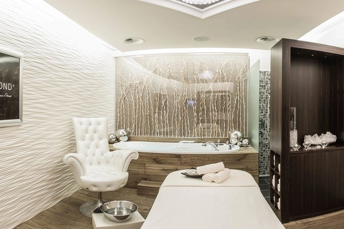 Platz 4:Stock Resort *****, Tirol, 3 Lilien, 18 PunkteHoch über dem Tal gelegenes, großes Luxushotel mit ebensolchem Wellnessbereich, der sogar Kindern viel bietet. Romantisch gestaltetes Rosen-Spa für Damen – mit Saunen und Ruhezonen. Fabelhafte Terrasse, ausgezeichnetes Frühstücksbuffet, sehr gute Küche. Täglich Kinderbetreuung.HP ab € 178,–.https://www.relax-guide.com/stock-resort