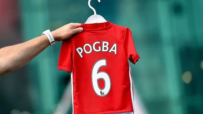 Alles ist gespannt auf den ersten Auftritt von Pogba im ManU-Dress