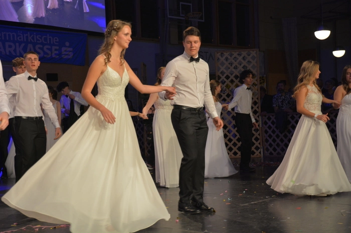 Die darauffolgende Polonaise wurde zuvor mit der Tanzschule „Dance Austria“ einstudiert. 