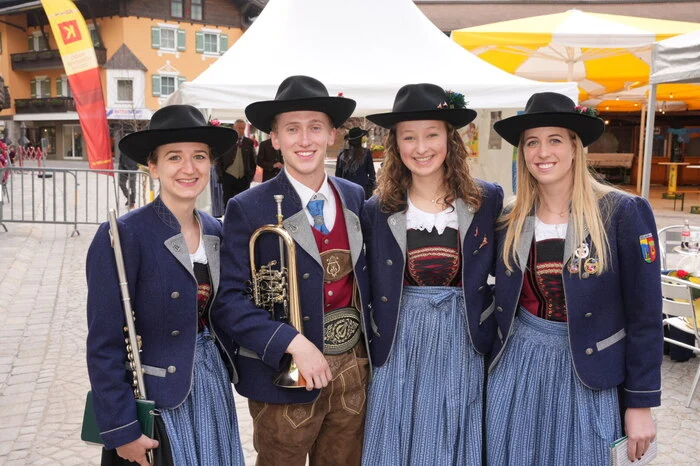Klicken Sie sich bitte durch die weiteren Fotos dieser Serie.