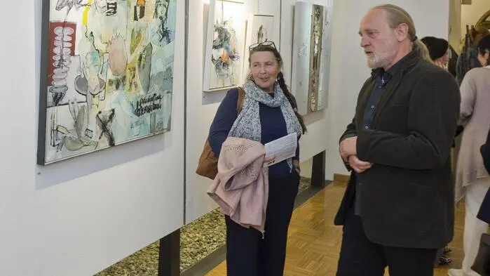 Zahlreiche Besucherinnen und Besucher folgten der Einladung zur Ausstellungseröffnung „Best of…“ in der Galerie im Forum Rathaus Knittelfeld, bei der ausgewählte Künstler der Sezession Graz ihre Werke zeigen.