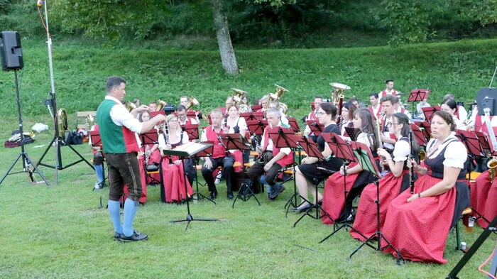 Unter dem Motto „Konzert am See“ lud am Samstagabend die Glantaler Blasmusik Frauenstein unter Kapellmeister Walter Sonnberger zum Konzertabend. 
