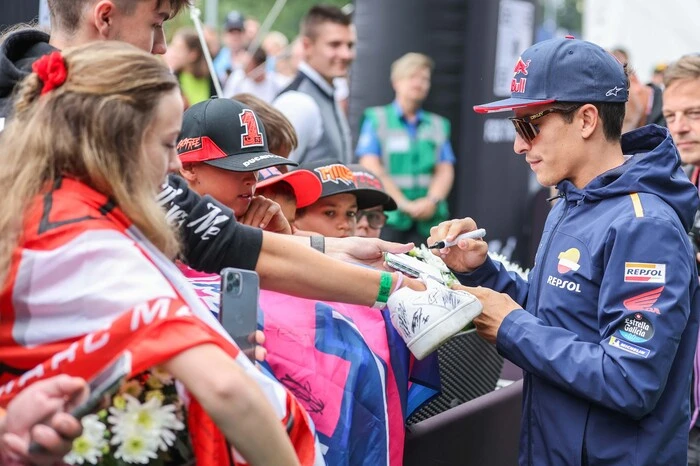 Ganz beliebt war die Unterschrift von Superstar Marc Marquez, der bereits sechs MotoGP-Titel gesammelt hat.