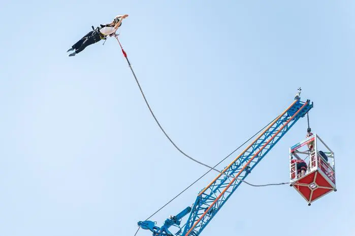 Wer sich traut kann sich im freien Fall nach unten begeben.