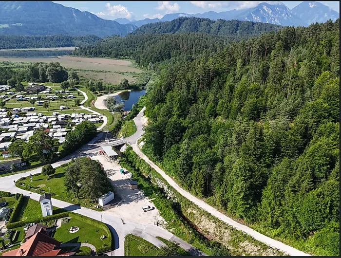 Fertig: Luftbild des Hochwasserschutzprojekts heute
