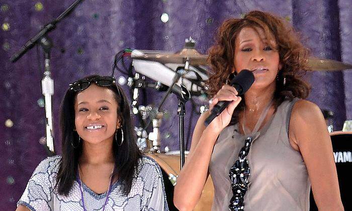 Bobbi Kristina Brown, gemeinsam mit ihrer geliebten Mutter Whitney Houston (Archivbild aus dem Jahr 2009)