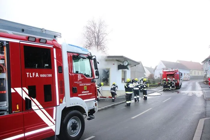 Dennoch gelang es den Einsatzkräften rasch, das Feuer zu löschen.