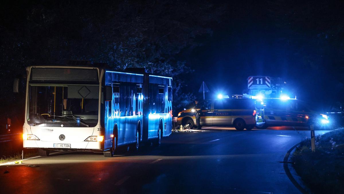 Im Bus auf dem Weg zu einem Stadtfest in Solingen verletzte eine Frau mit einem Messer fünf Personen, drei davon lebensgefährlich