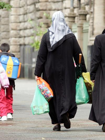 Türkische Frauen mit Kopftüchern | Der Großteil im Land sieht das Zusammenleben mit Zugewanderten kritisch