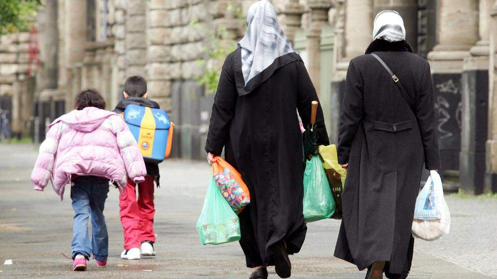 Türkische Frauen mit Kopftüchern | Der Großteil im Land sieht das Zusammenleben mit Zugewanderten kritisch