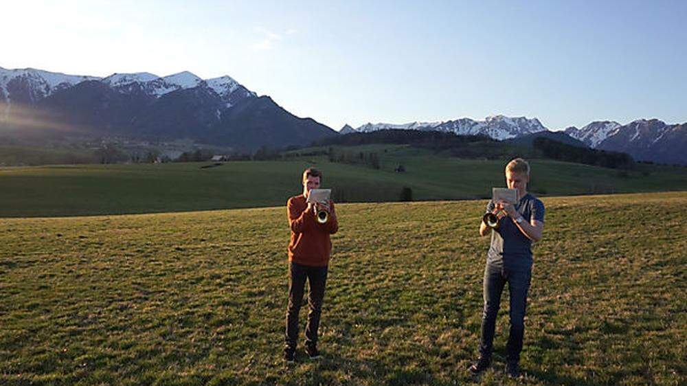 Die beiden Musikschüler Florian Baumann und Niklas Maierhofer bieten bei der Trofaiacher Krisen-Unterhaltung „Musik mit Aussicht