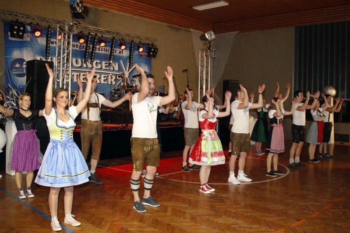 Acht Paare in pfiffigen Dirndl und strammer Lederhose eröffneten die Ballnacht...