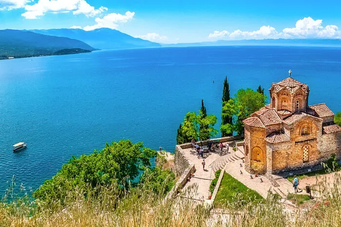 Ohrid (Albanien, Nordmazedonien): Der 4. Platz bringt uns in das wunderschöne Nordmazedonien und Albanien zu einem der ältesten noch existierenden Seen Europas, dem Ohrid. Diese Besonderheit des Sees führt dazu, dass man hier auf eine ganz besondere Artenvielfalt in der Pflanzen- und Tierwelt trifft.