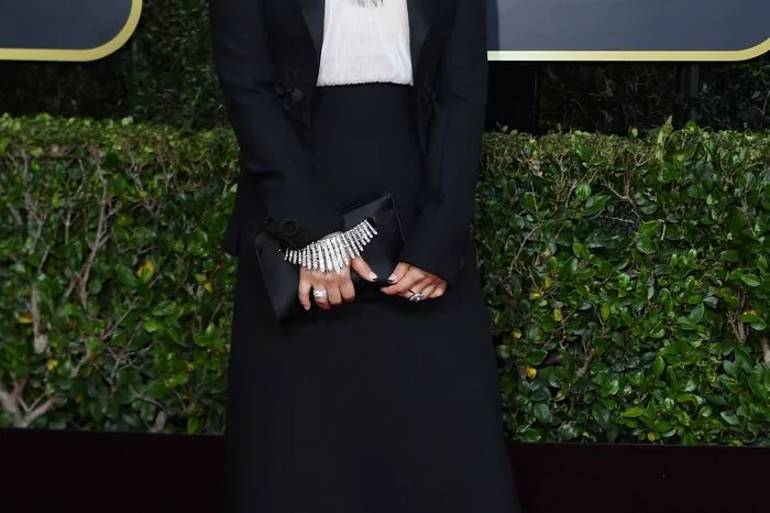 Awkwafina ("The Farewell"), die später als beste Hauptdarstellerin in einer Komödie ausgezeichnet werden sollte, kam in einer fantasischen eleganten Tüll-Robe von Dior Haute Couture