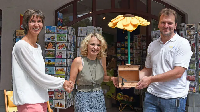 Bürgermeisterin Elisabeth Blanik bekam von Rita Feldner und Martin Kollnig die erste „Solar-Blume“ geschenkt