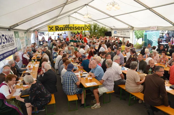 Beim Frühschoppen spielten im Anschluss "Die Übelbacher" und die zahlreichen Gästen ließen bei herrlichem Wetter den Tag ausklingen.