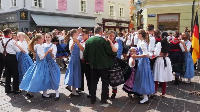Kinder und Jugendliche aus mehreren Nationen tanzten am Freitag in Klagenfurt am internationalen Kinder-Tanz- und Friedens Festival. Die "Sternpolka" legten die Gruppen aus Deutschland, dem Friaul, dem Burgenland und Klagenfurt spontan gemeinsam am Alten Platzen hin. Am Abend ging es im Landhaushof weiter.