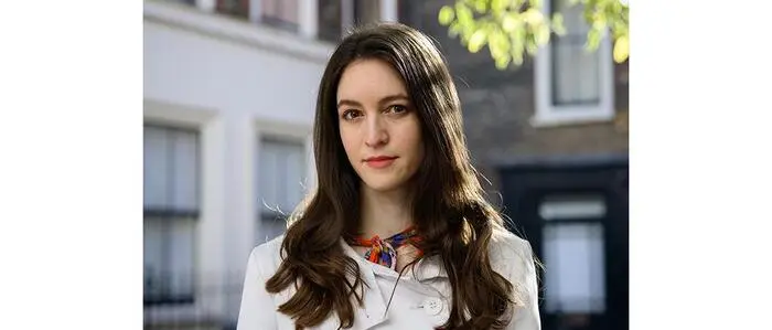 Die Wiener Forscherin Julia Ebner deckt in ihrem aktuellen Buch die gefährlichen Botschaften von extremer Männlichkeit auf.
