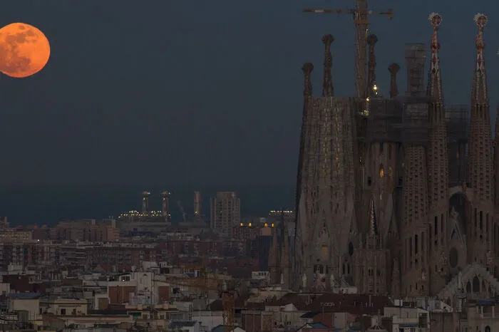 Der Mond mit der Sagrada Familia in Barcelona.