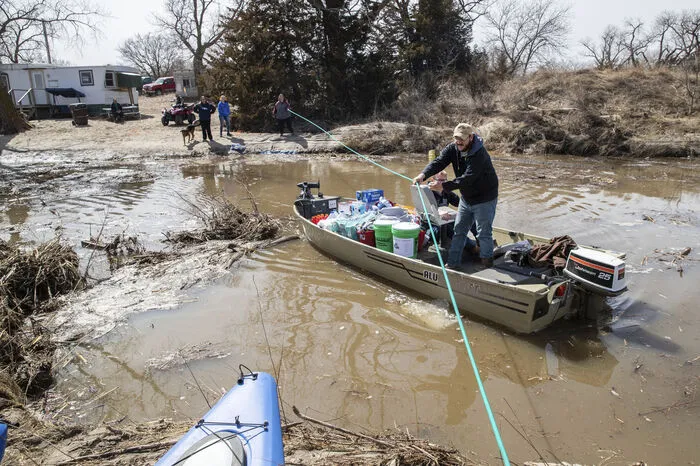 Bisher kamen örtlichen Medienberichten zufolge in Nebraska und Iowa drei Menschen ums Leben. Hunderte Häuser und Geschäfte wurden beschädigt.