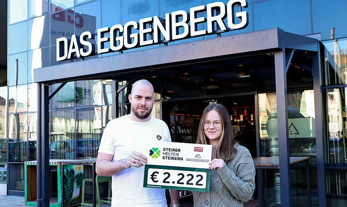 „Das Eggenberg“-Geschäftsführer Philip Oswald und sein Team spendeten 2222 Euro