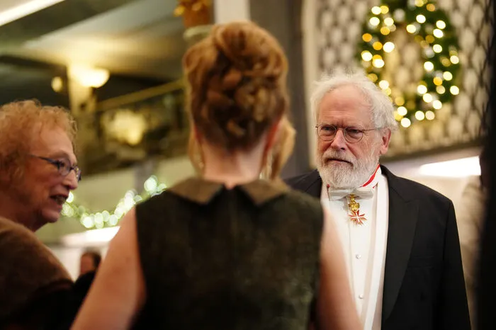 Lina van der Weyden (Attache von A. Zeilinger), Anton Zeilinger und Elisabeth Zeilinger in der Hotellobby vor der Nobelpreisverleihung.