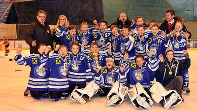 Riesiger Jubel in Steindorf. Die U12 war in der abgelaufenen Saison 2015/16 mit Abstand die beste Mannschaft Kärntens