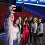 Verene Papik machte zum Schluss auch noch Selfies mit den Schülerinnen und Schülern der HAK Weiz
