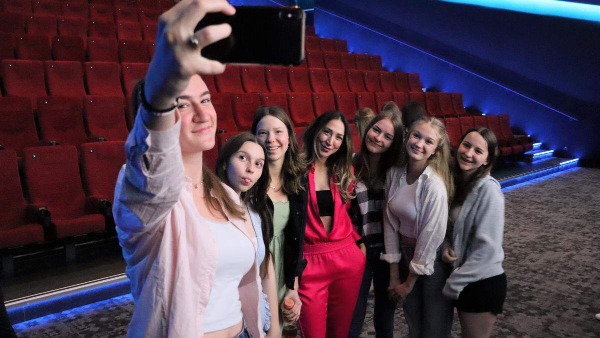 Verene Papik machte zum Schluss auch noch Selfies mit den Schülerinnen und Schülern der HAK Weiz