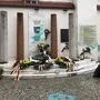 Sonntagvormittag ist die Feuerwehr dabei, das Denkmal zu reinigen 
