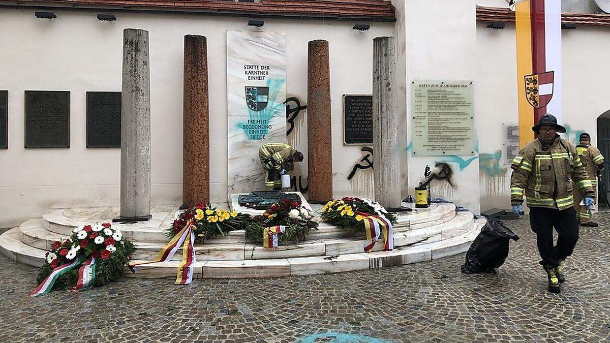 Sonntagvormittag ist die Feuerwehr dabei, das Denkmal zu reinigen 