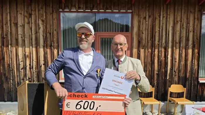 Ehrenurkunde und ein Scheck mit 600 Euro vom Landesverband für die Union Predlitz: Obmann Bernhard Santner (links) mit Präsident Stefan Herer
