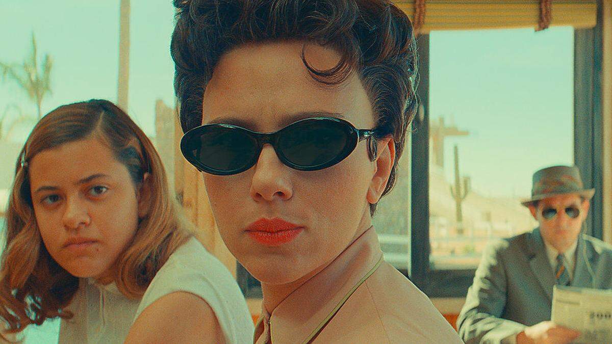 Giftige Blicke, zärtliche Gefühle: Wes Anderson feiert in &quot;Asteroid City&quot; mit Starauflauf rund um Scarlett Johansson eine visuelle Party