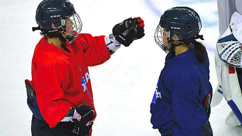Die koreanischen Eishockey-Damen beim Training. 