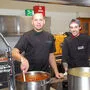 Jürgen Blumenthal, Pächter Werksrestaurant, und Mitarbeiter Klaus Winkler