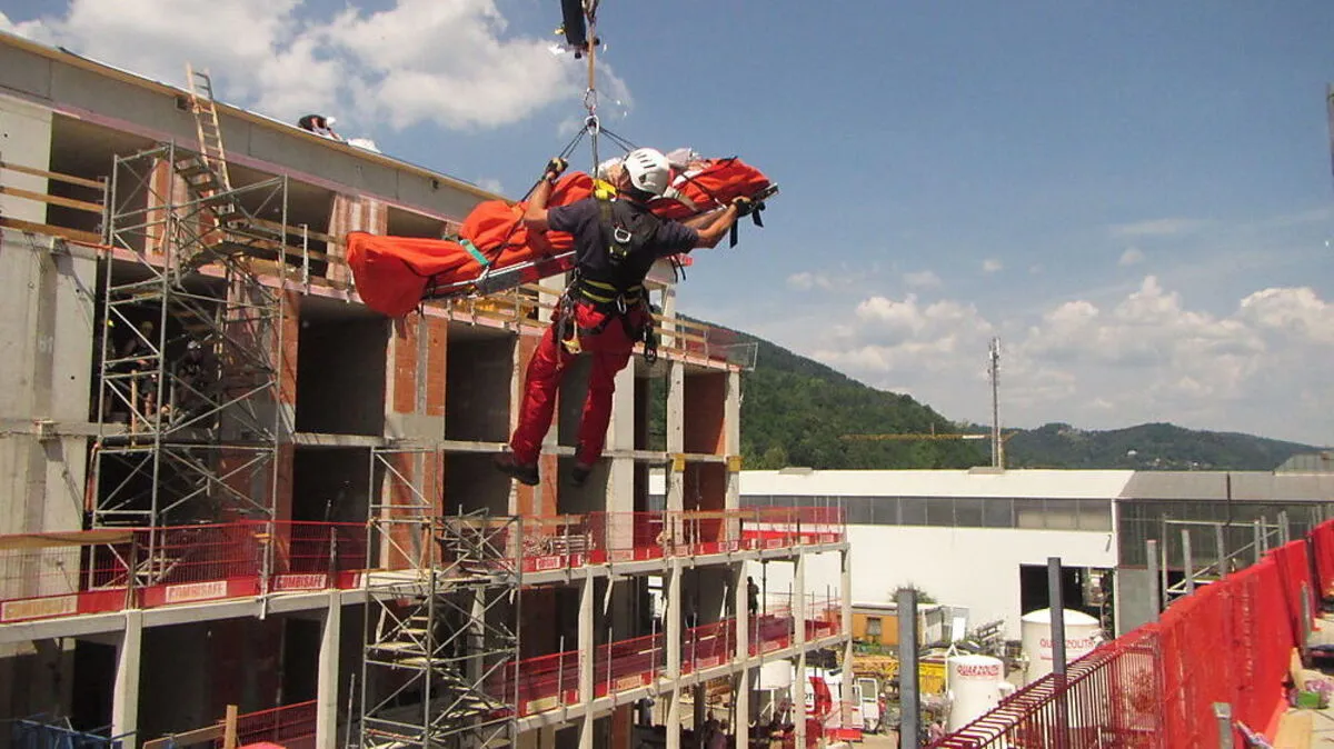 Die Feuerwehr musste den Turmdrehkran einsetzen, um den Verletzten zu bergen